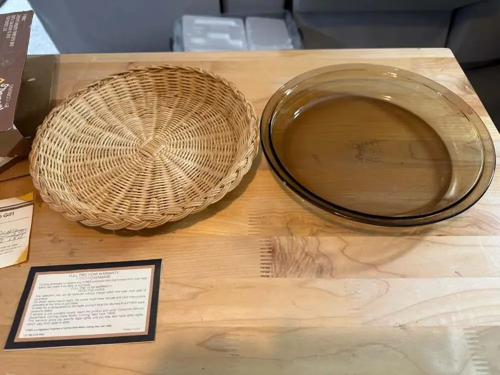 Pyrex Fireside Naturals By Corning 2090-F 9” Pie Plate/Natural Rattan Basket NIB